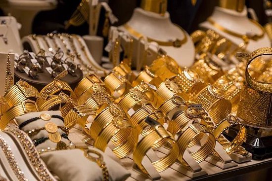 金价大跌!一克便宜70至100元,金店趁势促销,可消费者还想再等等