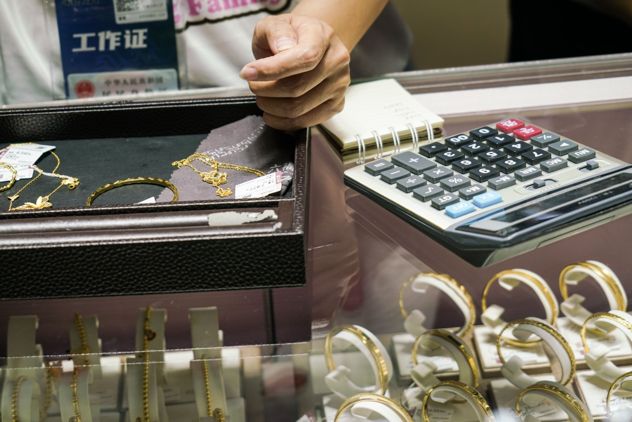 IPO雷达|周六福三闯A股后改道港交所,依赖加盟商遭质疑,频繁更换保荐机构