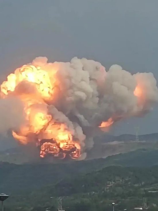 突发!火箭坠落,起火爆炸