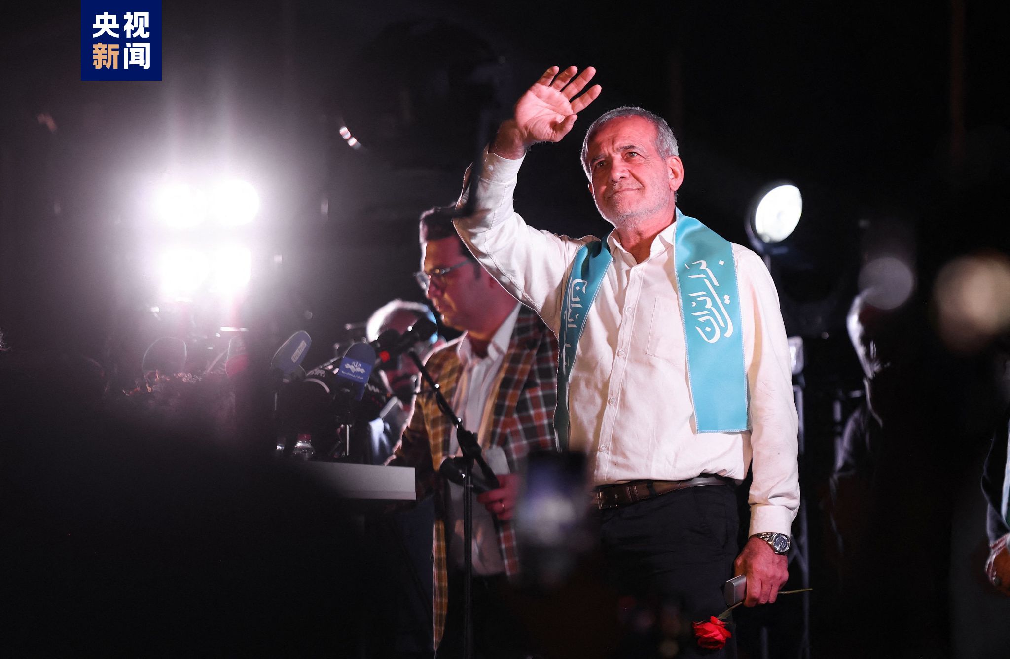 伊朗最高领袖:希望当选总统继续为国家进步做出贡献