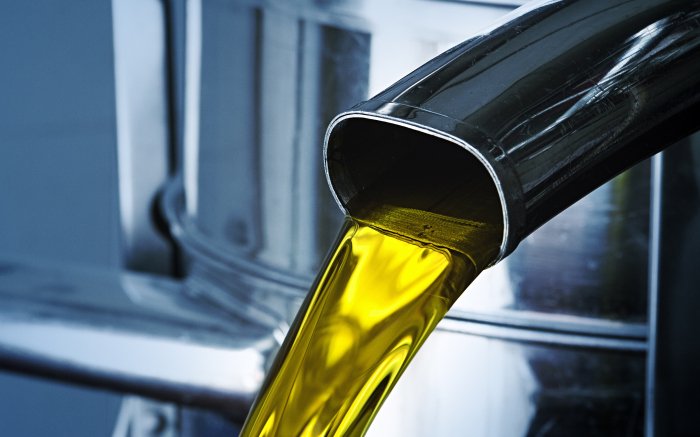 混装油罐车曾停靠中粮和金龙鱼的工厂,金龙鱼还在旁边生产预制菜