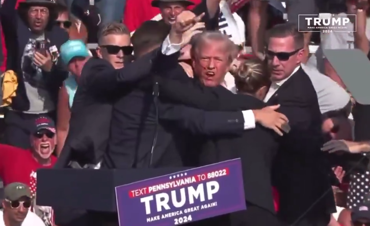 竞选集会响起枪声,脸上带有血迹的特朗普被特工紧急撤离