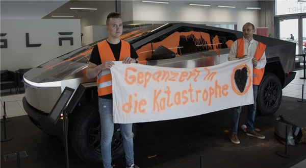 特斯拉Cybertruck再遭环保人士攻击:全身被泼黄色油漆