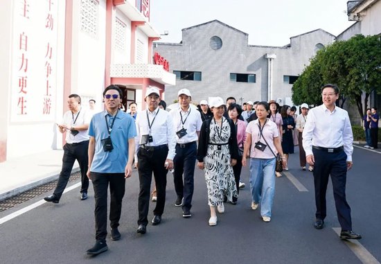 醴陵市政协主席廖胜云率队参观考察贵州珍酒,吴向东接待