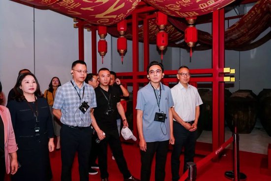 醴陵市政协主席廖胜云率队参观考察贵州珍酒,吴向东接待